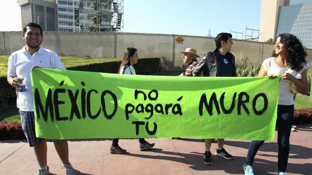 Alusiones al polémico muro durante una manifestación contra Trump.