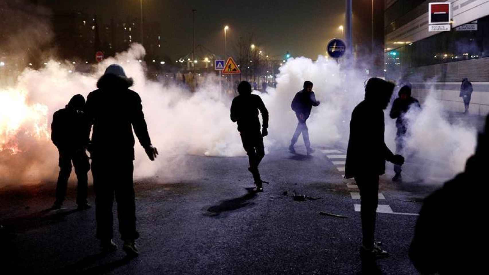 Los manifestantes huyen de los gases lacrimógenos durante su protesta en Bobigny el 11 de febrero.