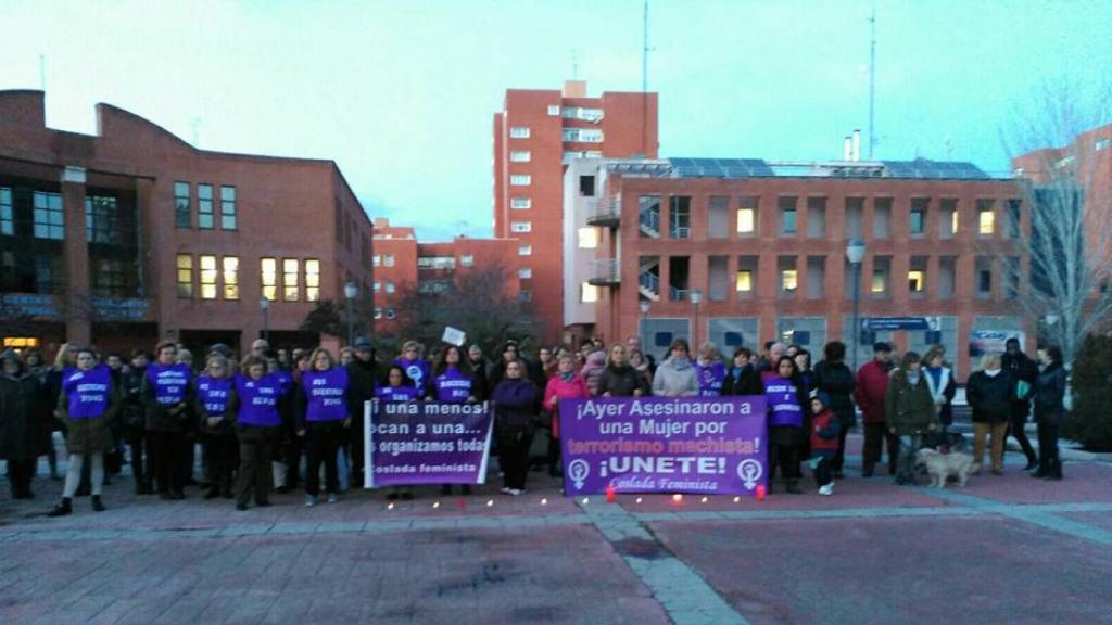 La concentración organizada por Coslada Feminista en repulsa a la violencia machista.