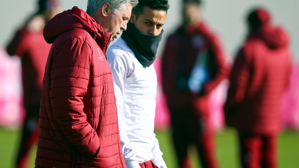 Ancelotti habla con Thiago.