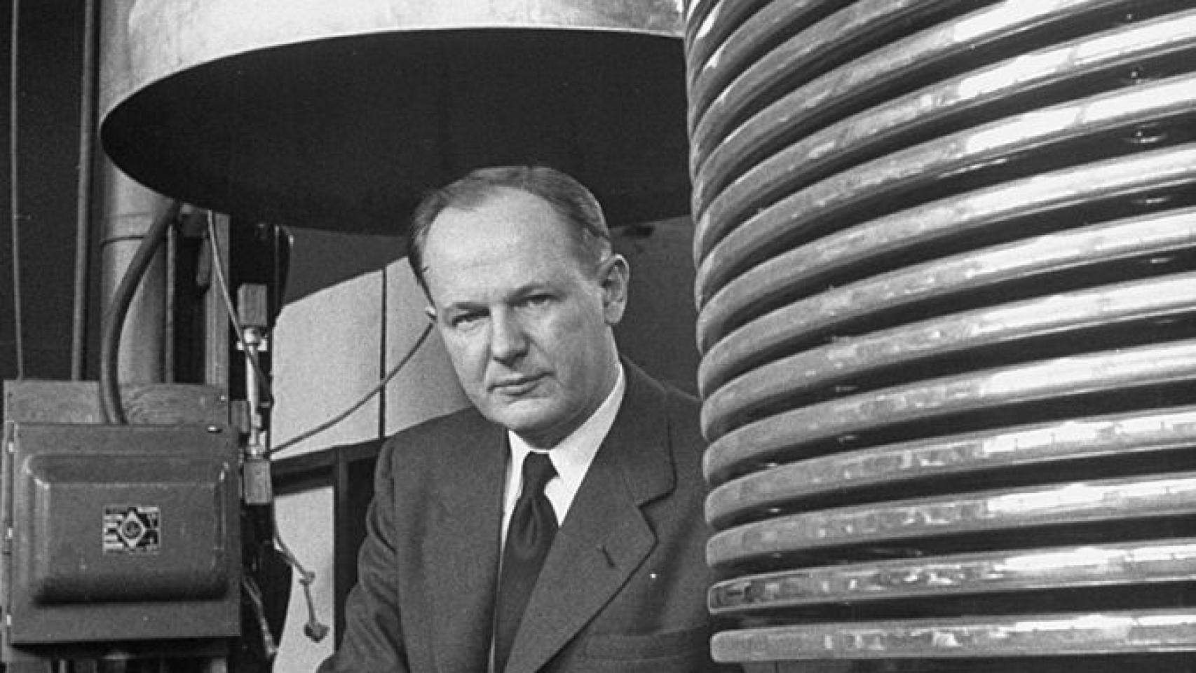 John G. Trump en el laboratorio de alto voltaje del MIT.