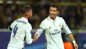 Sergio Ramos y Cristiano se saludan en un partido en esta Champions.