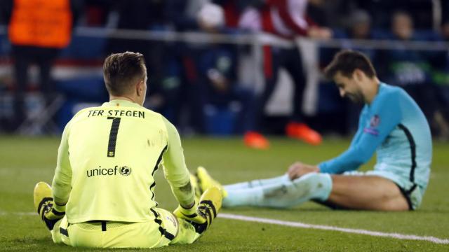 Piqué y Ter Stegen se lamentan en París tras la goleada del PSG.