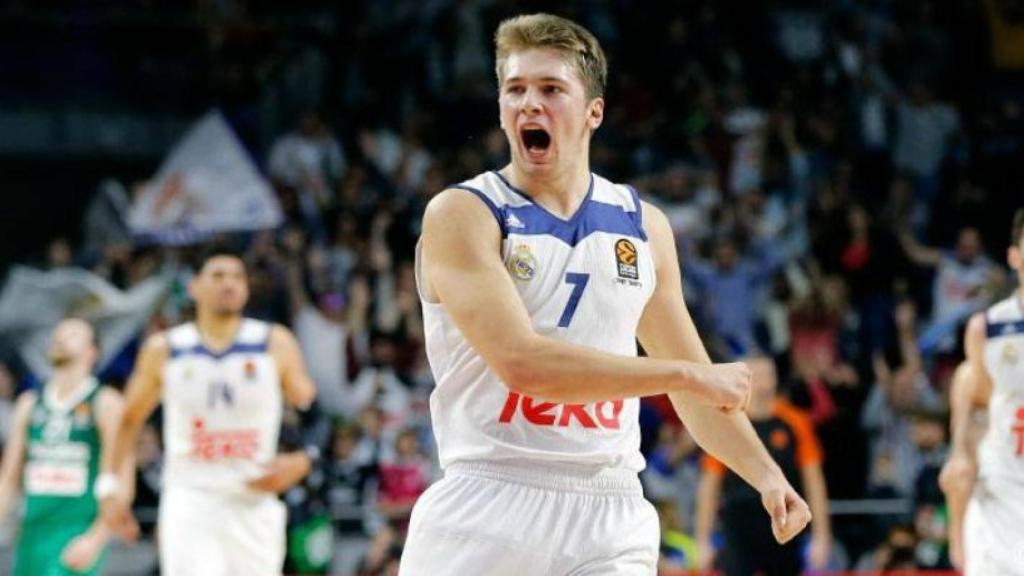 Luka Doncic celebra una canasta con el Real Madrid