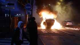 Un coche arde durante los enfrentamientos de manifestantes con policías en un suburbio de París.