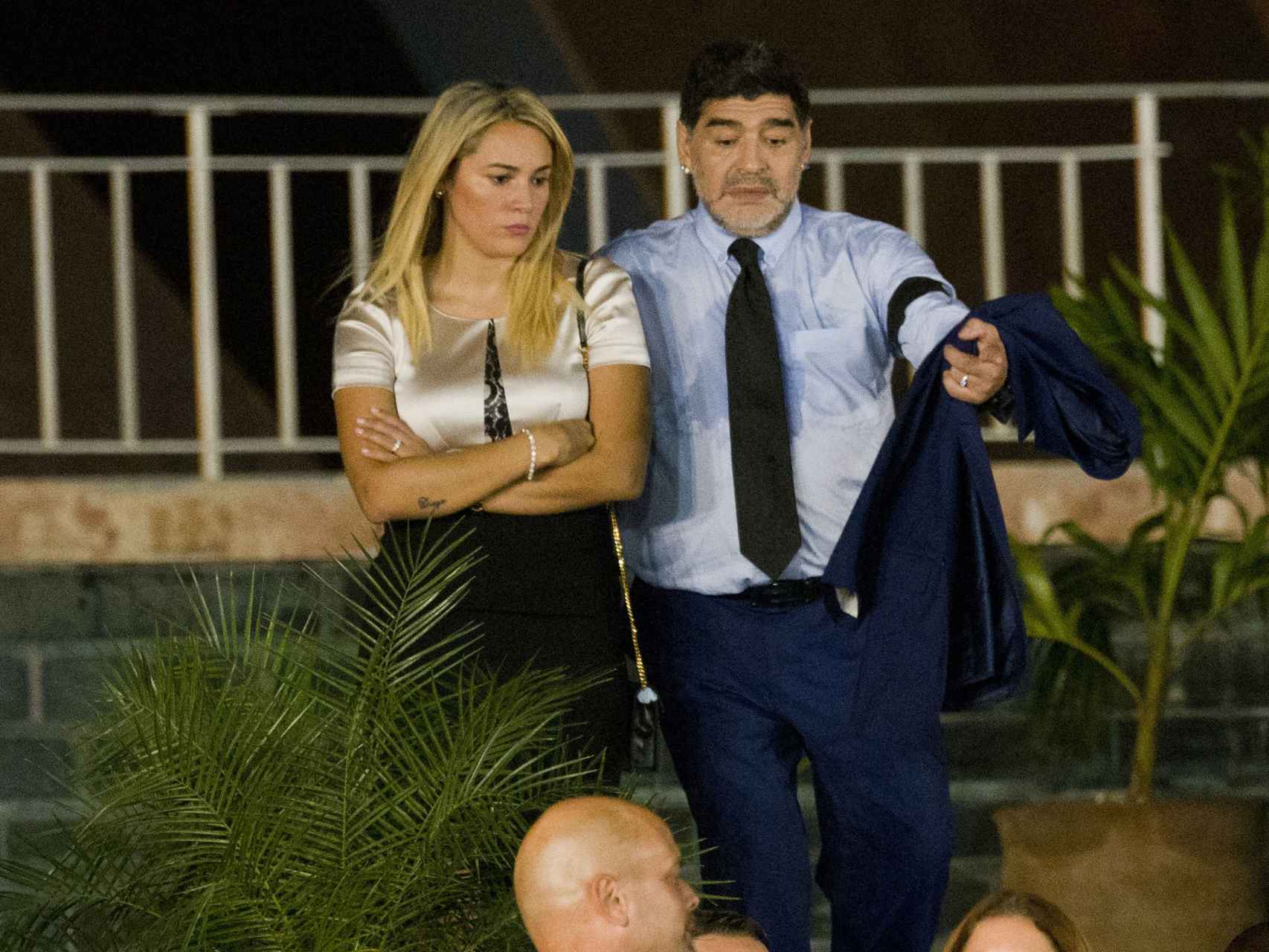 Maradona, junto a su actual pareja, Rocío Oliva.