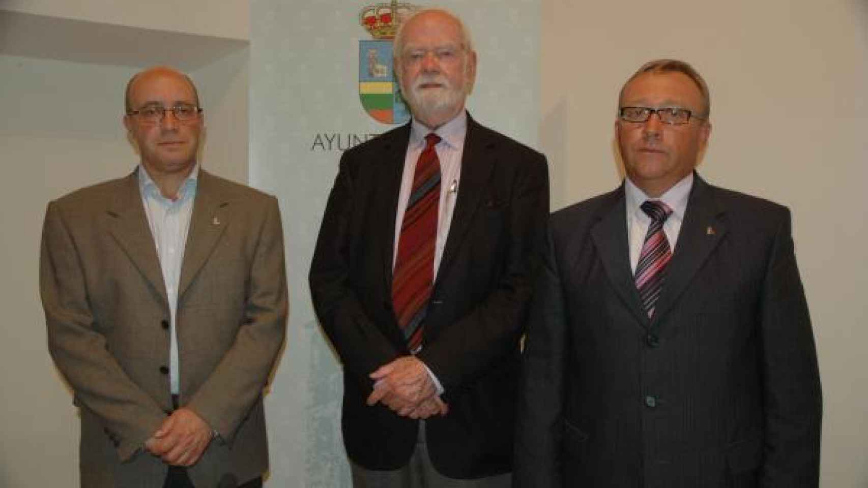 Ramos Gordón con el medievalista fallecido John Williams y el alcalde de Tábara, José Ramos, en 2010.
