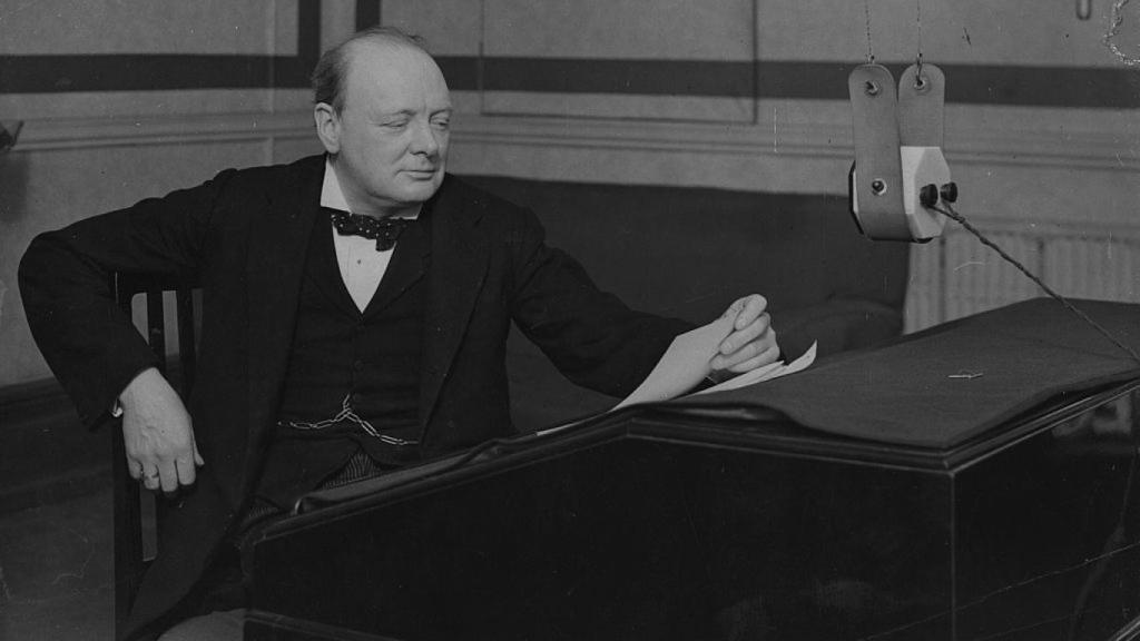 Churchill, retransmitiendo un resumen de su presupuesto en la BBC.