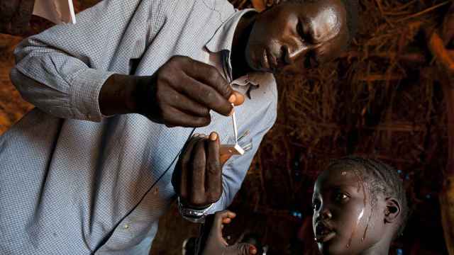 Un refugiado de Sudán del Sur se hace un test contra la malaria.