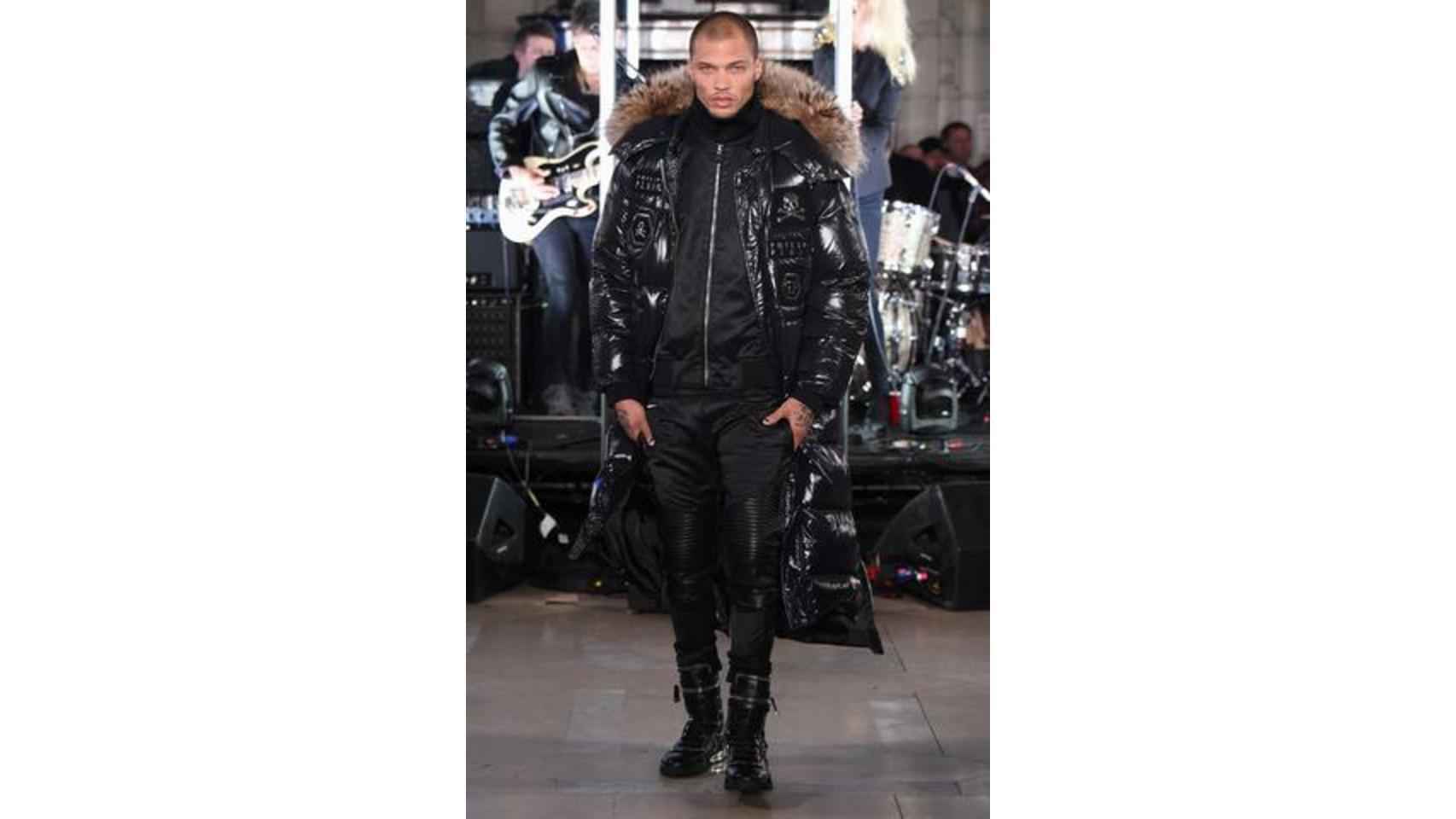 Jeremy Meeks desfilando para Philipp Plein en la New York Fashion Week.
