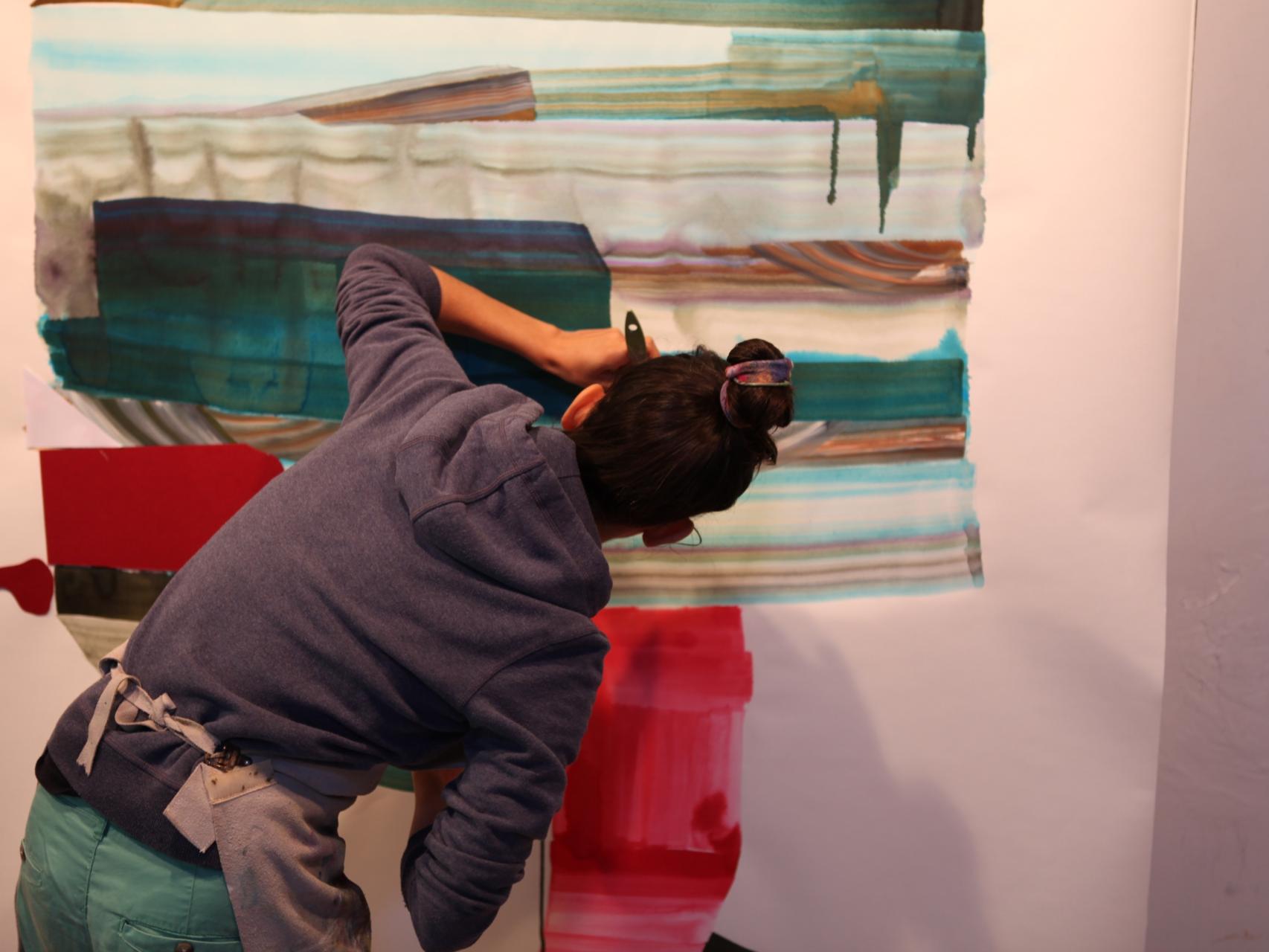 La pintora Vicky Uslé trabajando en su estudio.