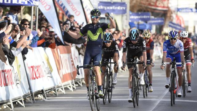 Valverde levanta los brazos en la meta de Granada.