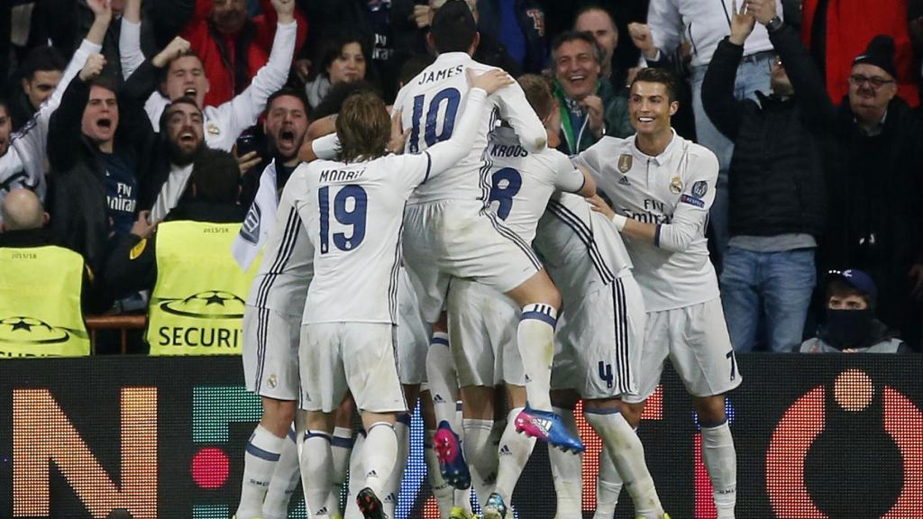 Los jugadores del Real Madrid celebran el tercer gol ante el Nápoles.