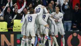 Los jugadores del Real Madrid celebran el tercer gol ante el Nápoles.