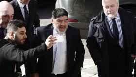 Maradona, junto al presidente del Nápoles, Aurelio de Laurentis.