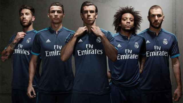 Ramos, Cristiano, Bale, Marcelo y Benzema posan con la camiseta Adidas del Real Madrid.