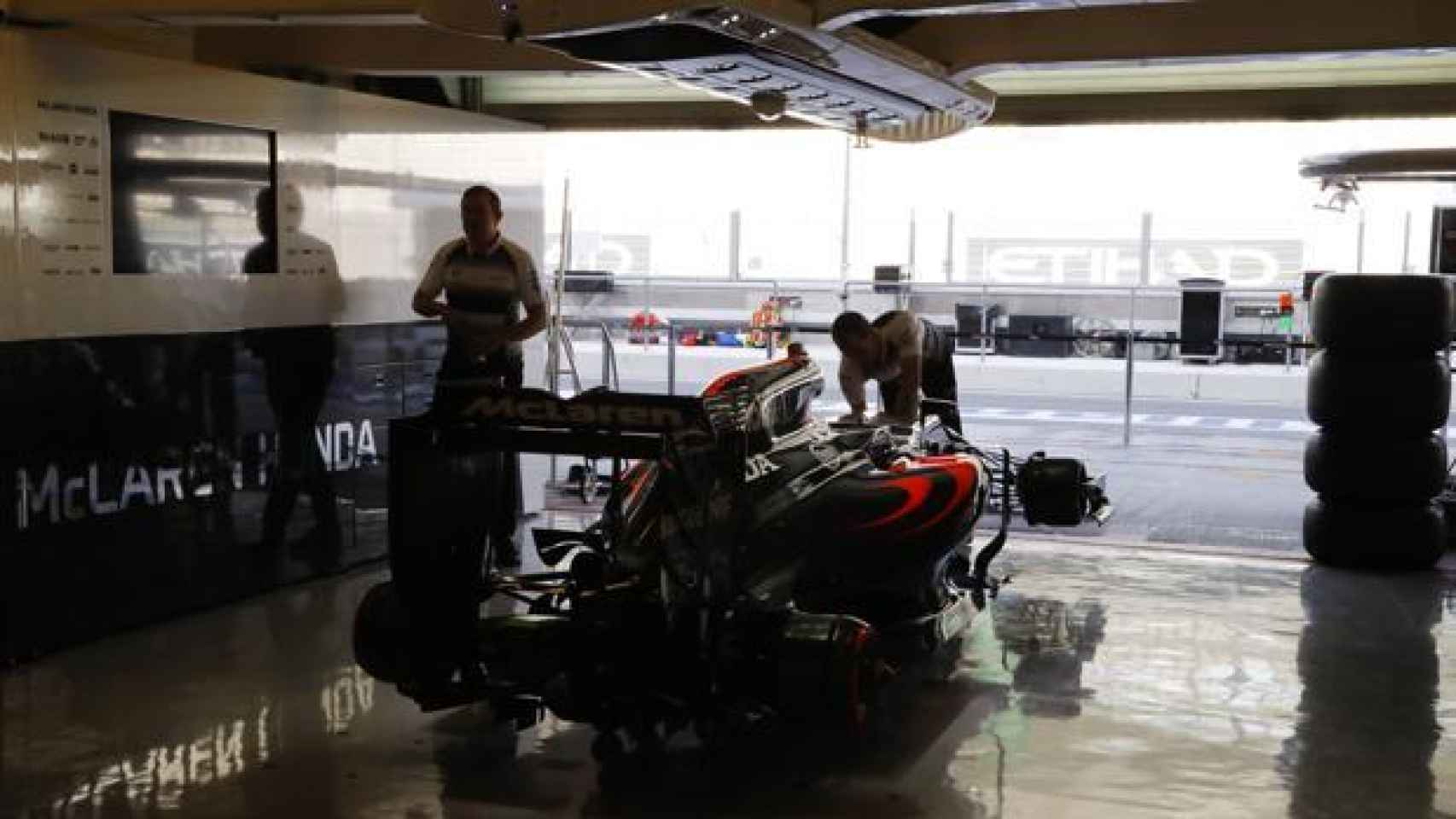 El box de McLaren en una carrera de 2016.