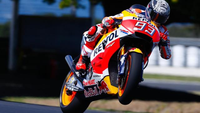 Marc Márquez levanta la rueda delantera de su RC213V, en el circuito australiano de Phillip Island.