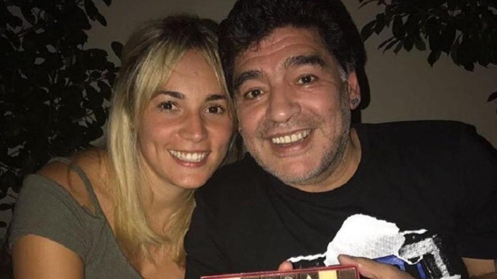 Maradona y su pareja. Foto: (DiegoAMaradona)