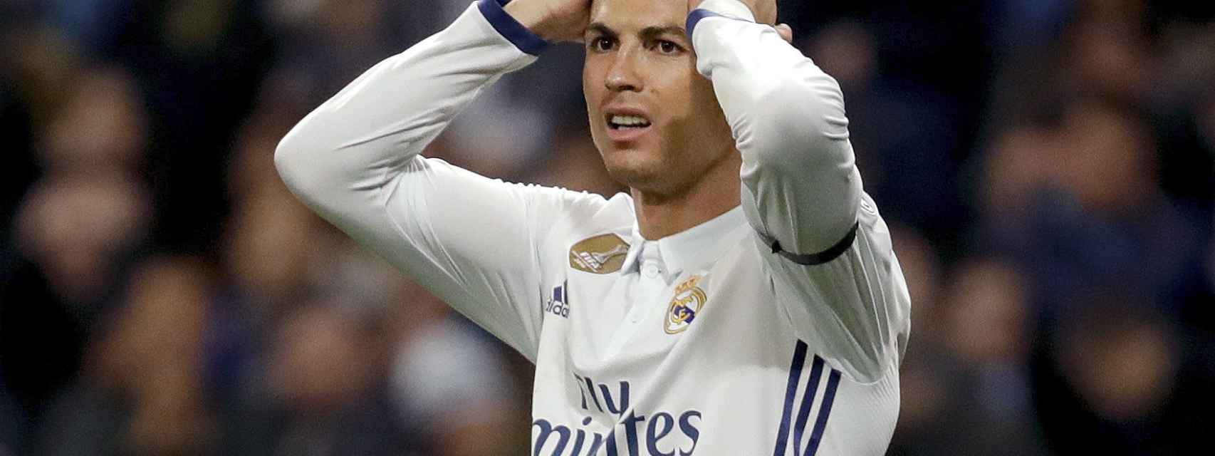 Cristiano Ronaldo se echa las manos a la cabeza tras fallar una ocasión.