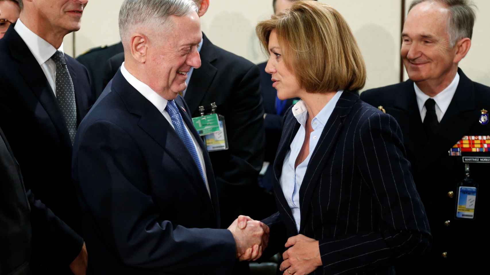 Cospedal saluda al jefe del Pentágono durante la reunión de la OTAN