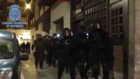 La Policía entrando al domicilio del sospechoso de Bilbao