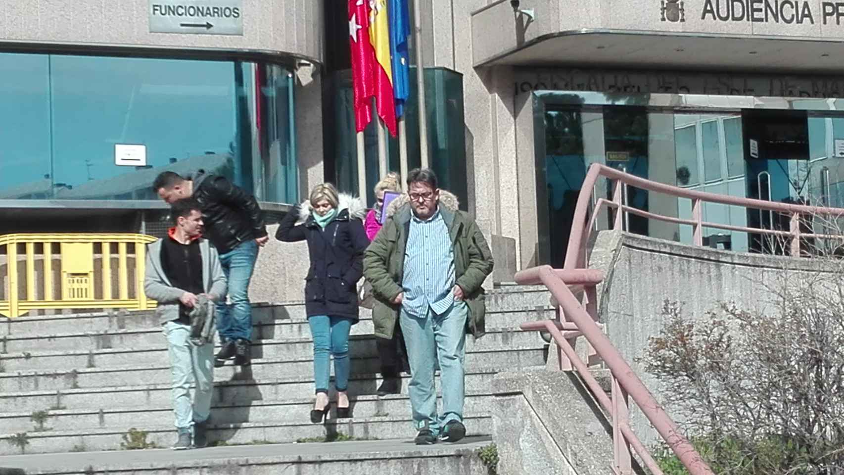 Varios de los compañeros de banquillo de Faissal ibrahimi a la salida del juicio en la Audiencia Provincial de Madrid.