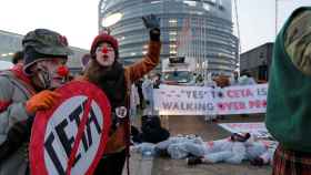 Manifestación contra el CETA frente a la Eurocámara en Estrasburgo
