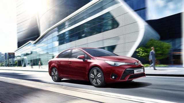 Toyota Avensis 2017, más atractivo para la veterana berlina japonesa