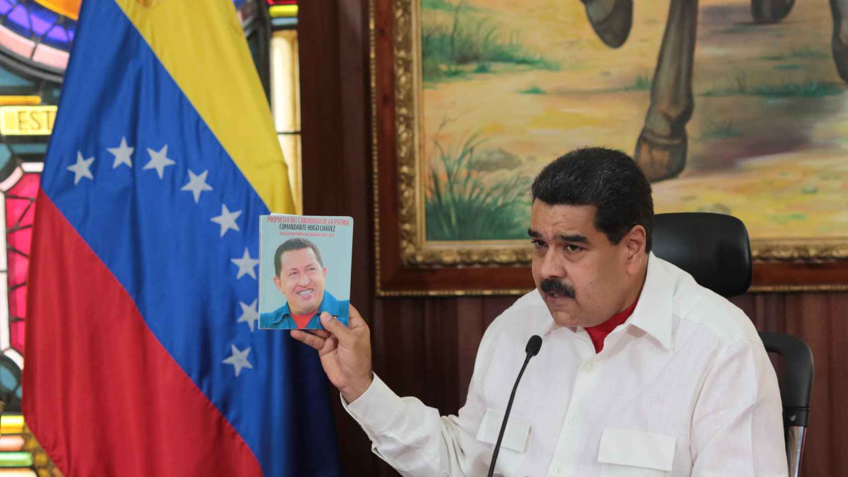 Maduro muestra una foto de Chávez en una reunión el 14 de febrero.