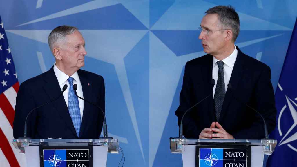 El nuevo jefe del Pentágono y el secretario general de la OTAN, durante su comparecencia en Bruselas