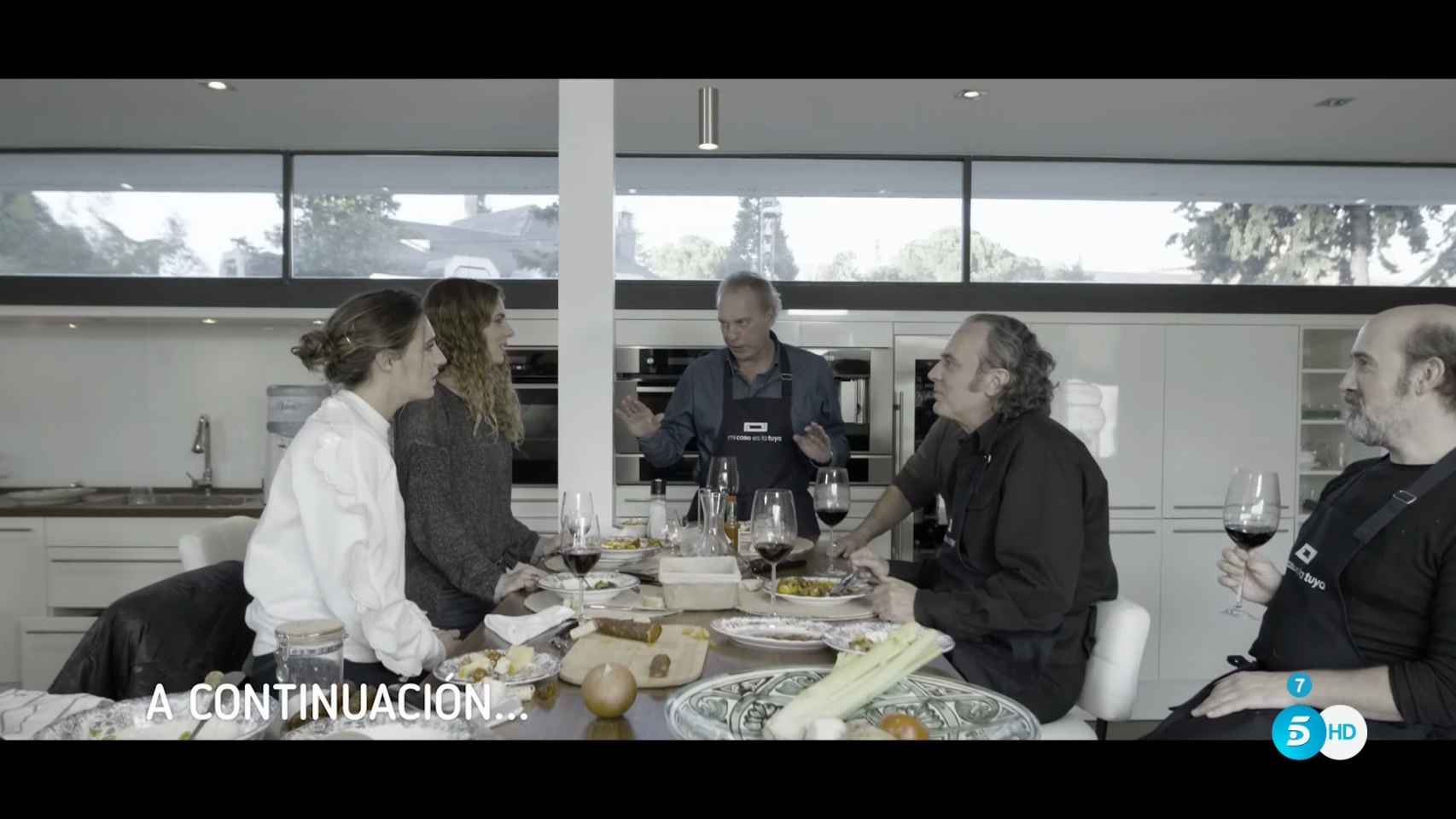 Los actores, junto a Bertín y sus hijas, en la cocina.