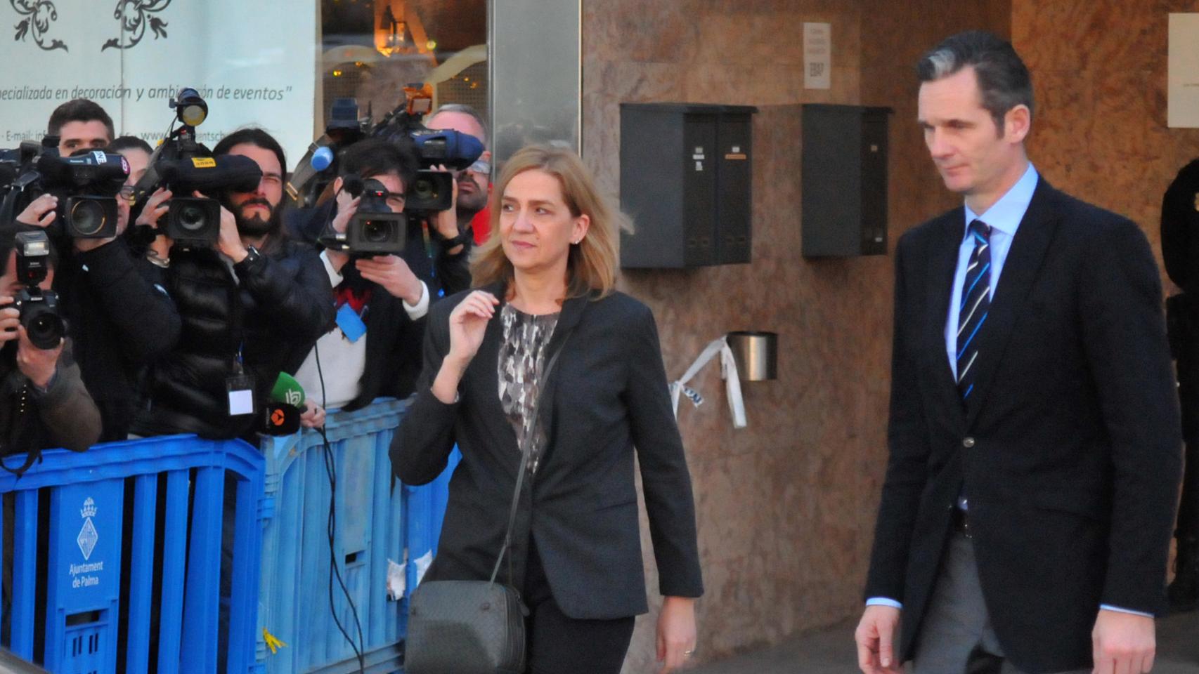 Cristina de Borbón e Iñaki Urdangarin salen de los juzgados de Palma de Mallorca durante el juicio del Caso Nóos