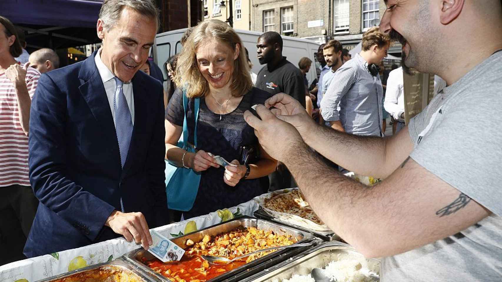Mark Carney, gobernador del Banco de Inglaterra, demuestra la impermeabilidad de los billetes metiéndolos en carne.
