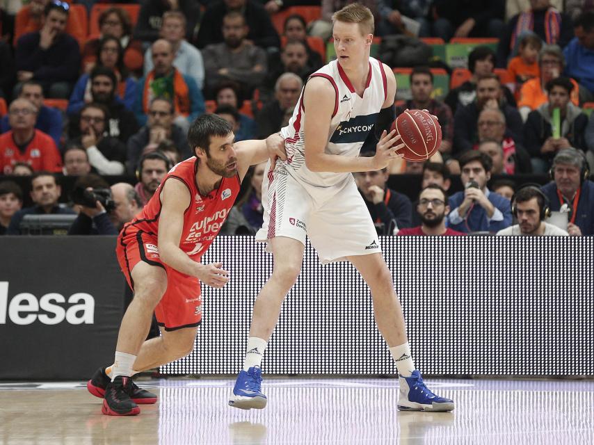 San Emeterio en plena defensa.