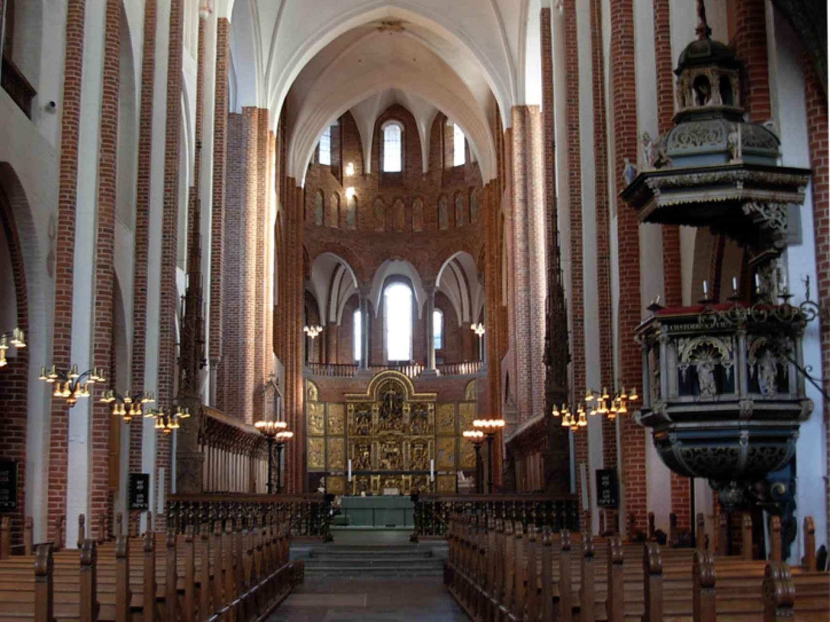 Interior de la  catedral de Roskilde, donde están enterrados cerca de 40 reyes y reinas daneses.