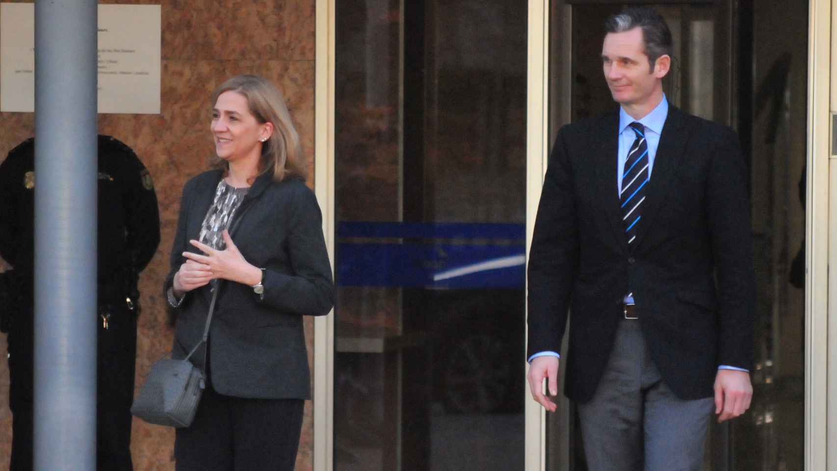 Cristina e Iñaki Urdangarin saliendo de los juzgados de Palma en noviembre.