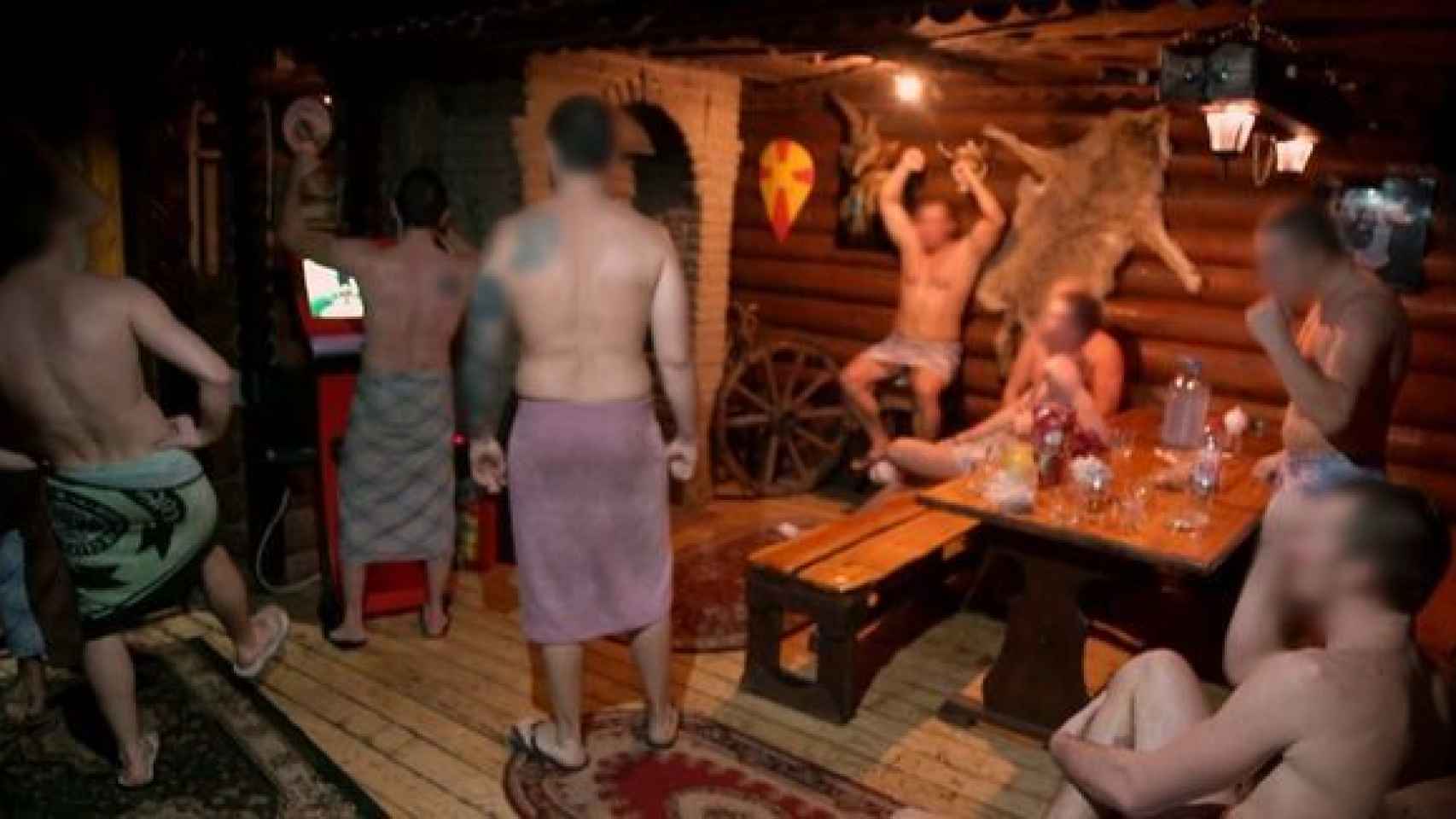 Los ultras se preparan la noche anterior a sus peleas en una sauna.