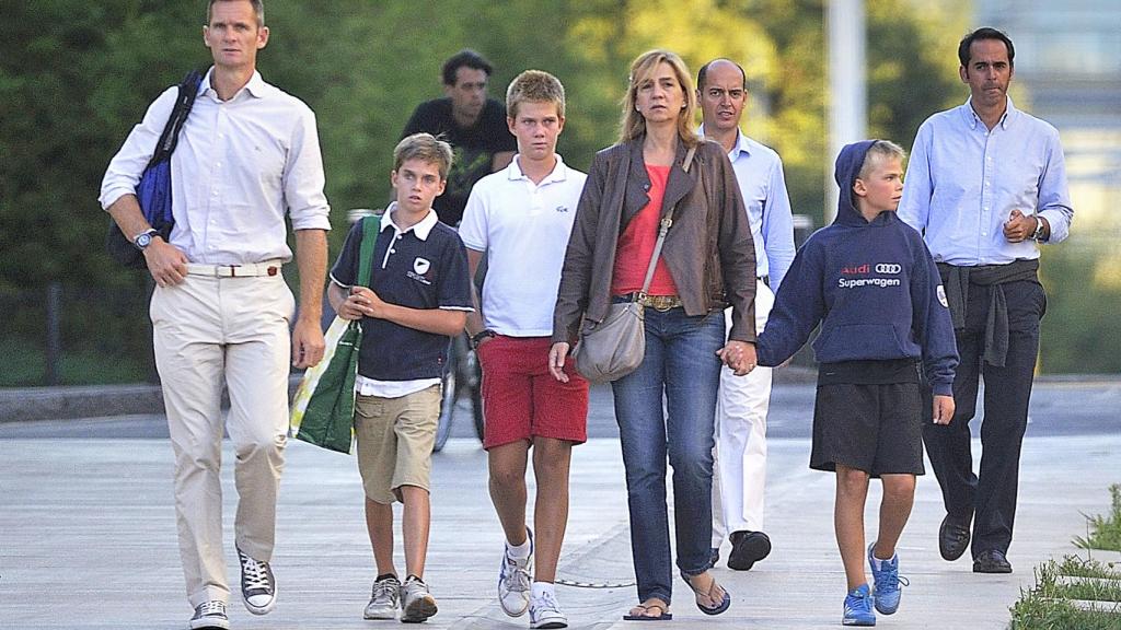 Iñaki Urdangarin y la infanta Cristina con sus hijos Juan Valentín, Pablo Nicolás y Miguel por las calles de Ginebra.