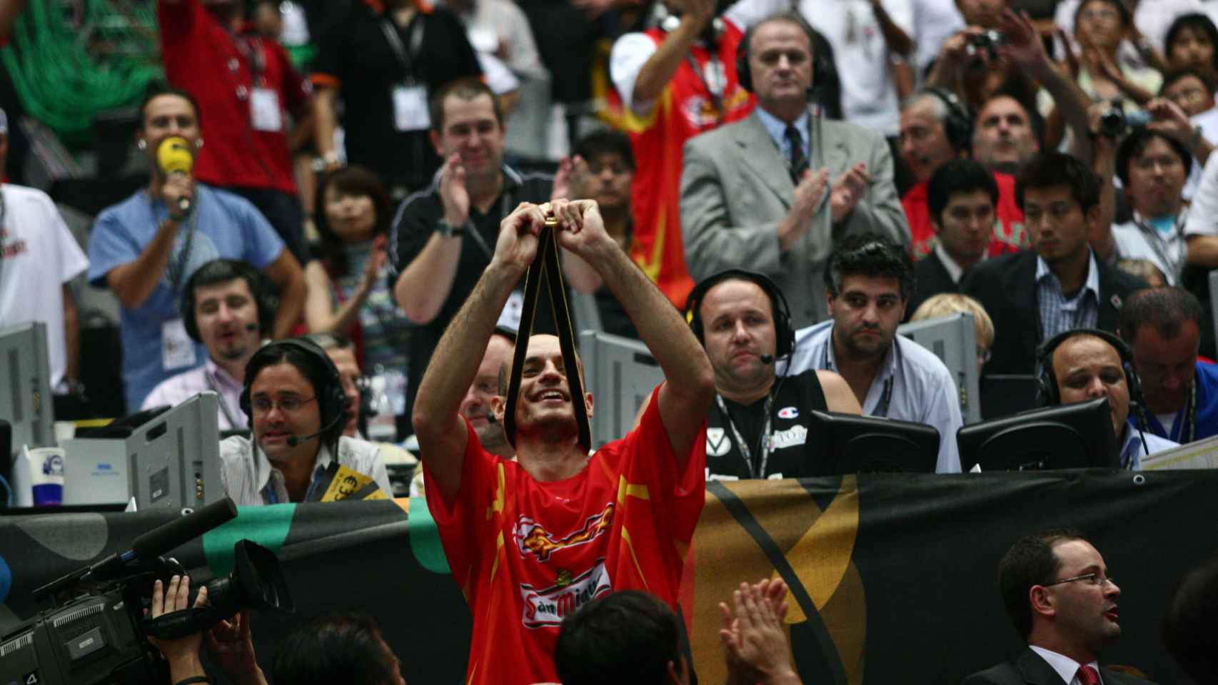 Carlos Jiménez con el oro del Mundial de Japón 2006.