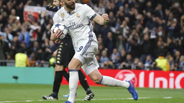 Benzema celebra su gol ante el Nápoles.