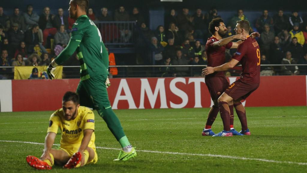 Dzeko celebra su gol ante la decepción de Asenjo y Víctor Ruiz.