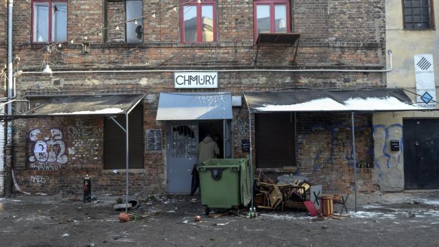 Vista del exterior del club Chmury en Varsovia, arrasado por los ultras del Legia.