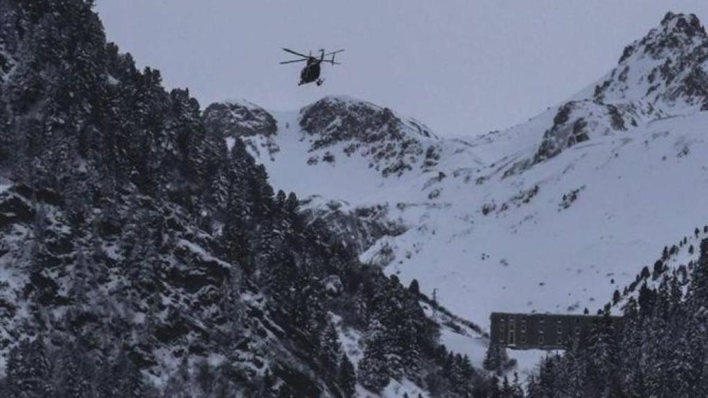 Imagen de archivo. Servicios de rescate buscando a dos españoles muertos en los Alpes franceses al caerles un bloque de hielo.
