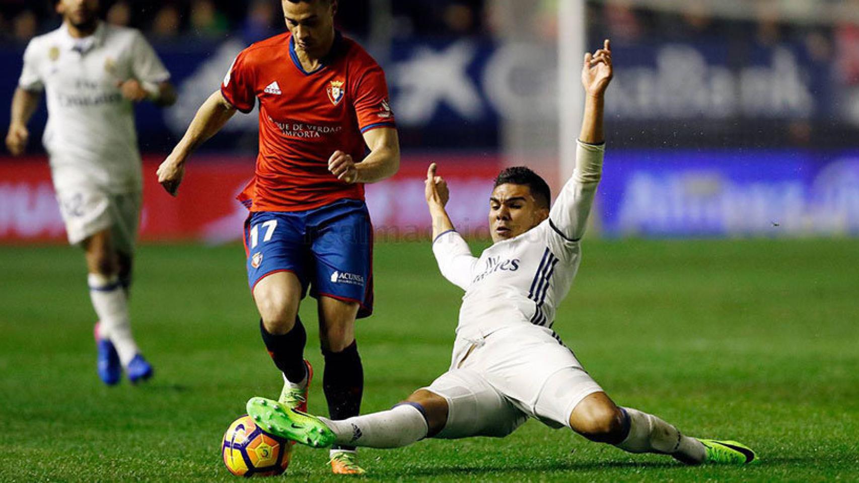 Casemiro cortando un balón