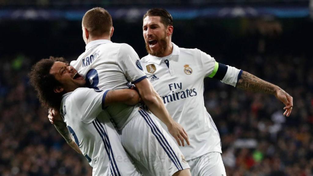 Kroos celebra junto a Ramos y Marcelo su tanto ante el Nápoles