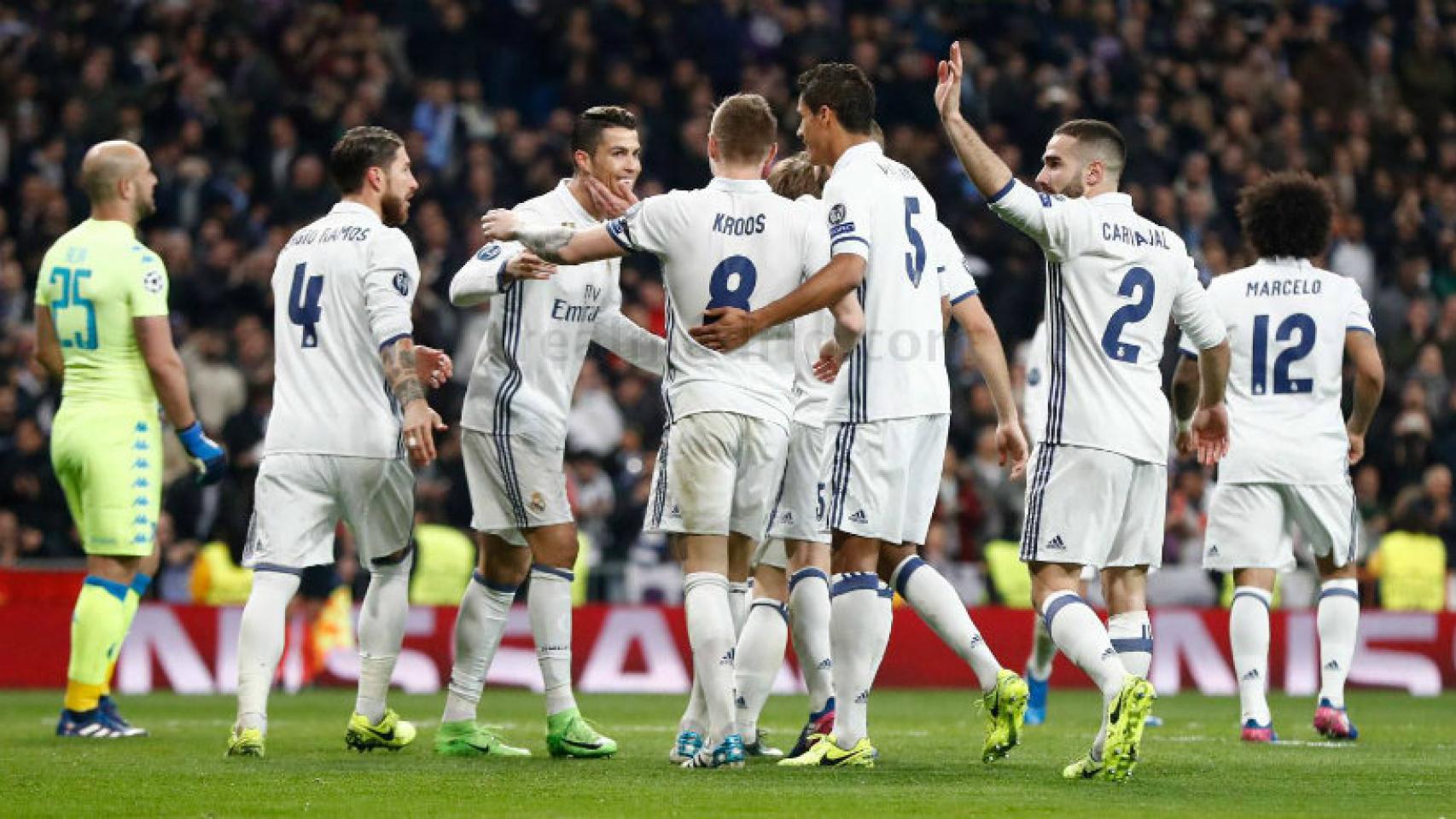 Los jugadores del Madrid celebran un gol ante el Nápoles !