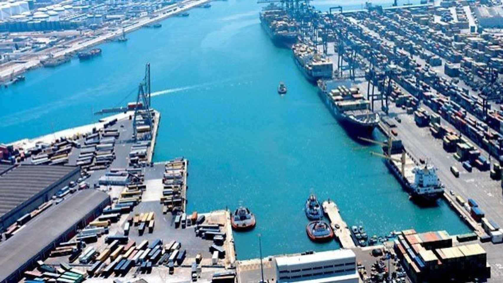 Imagen aérea de los muelles del puerto de Barcelona.