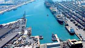 Imagen aérea de los muelles del puerto de Barcelona.