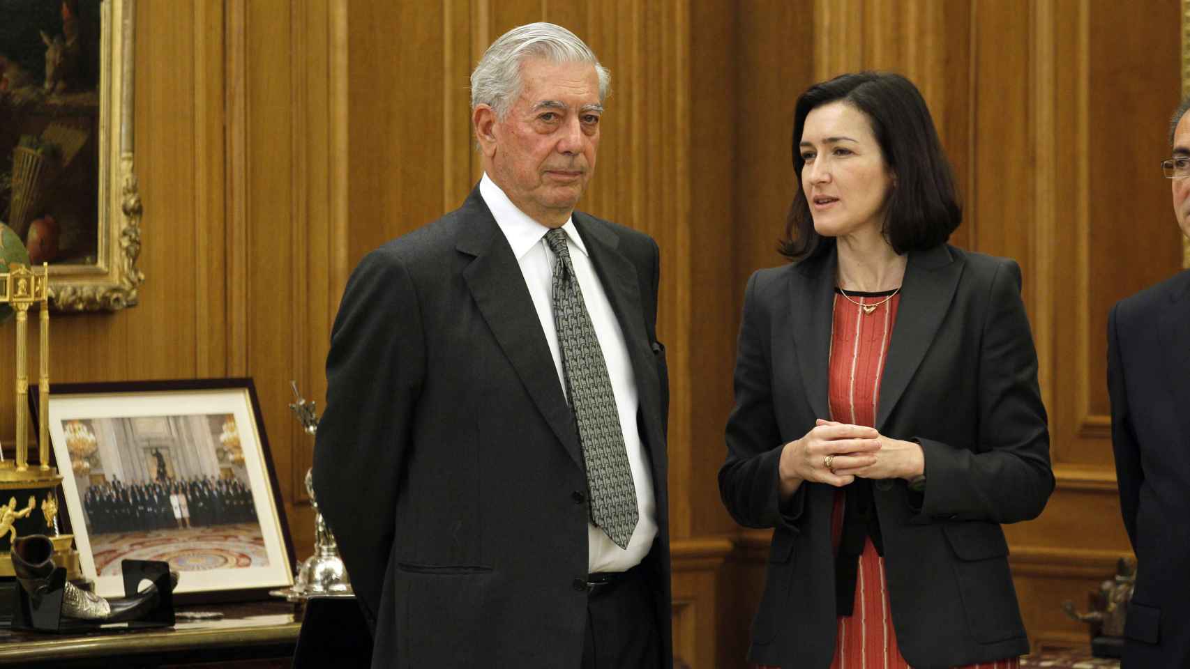 Mario Vargas Llosa junto a la ex ministra de Cultura, Ángeles González Sinde.